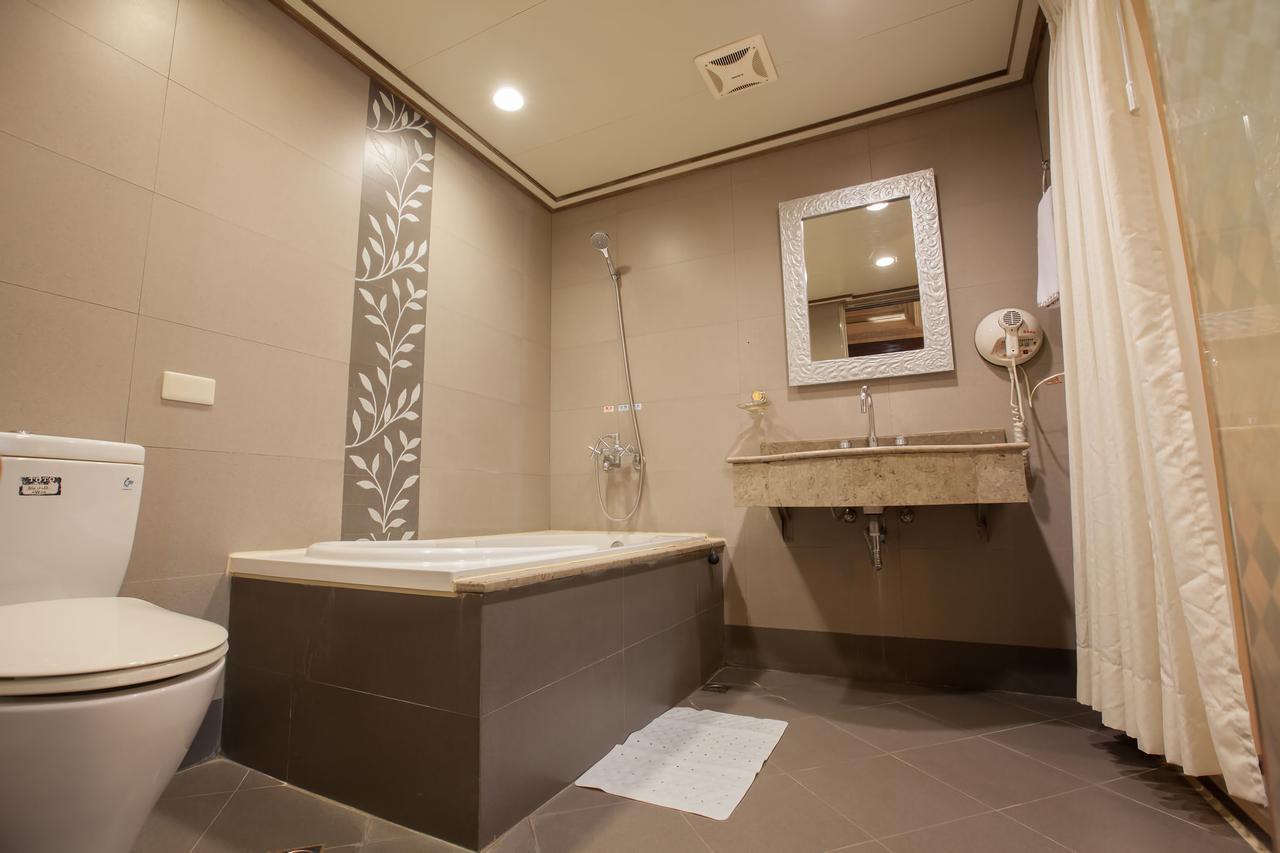 Mila Hotel Taichung Buitenkant foto